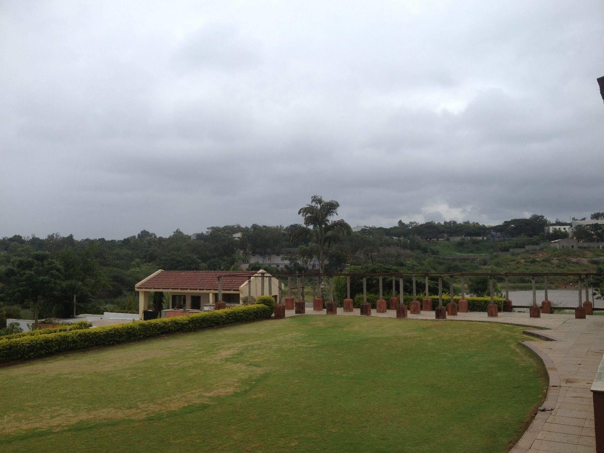 Cotton County Club And Resort Hubli Exterior foto