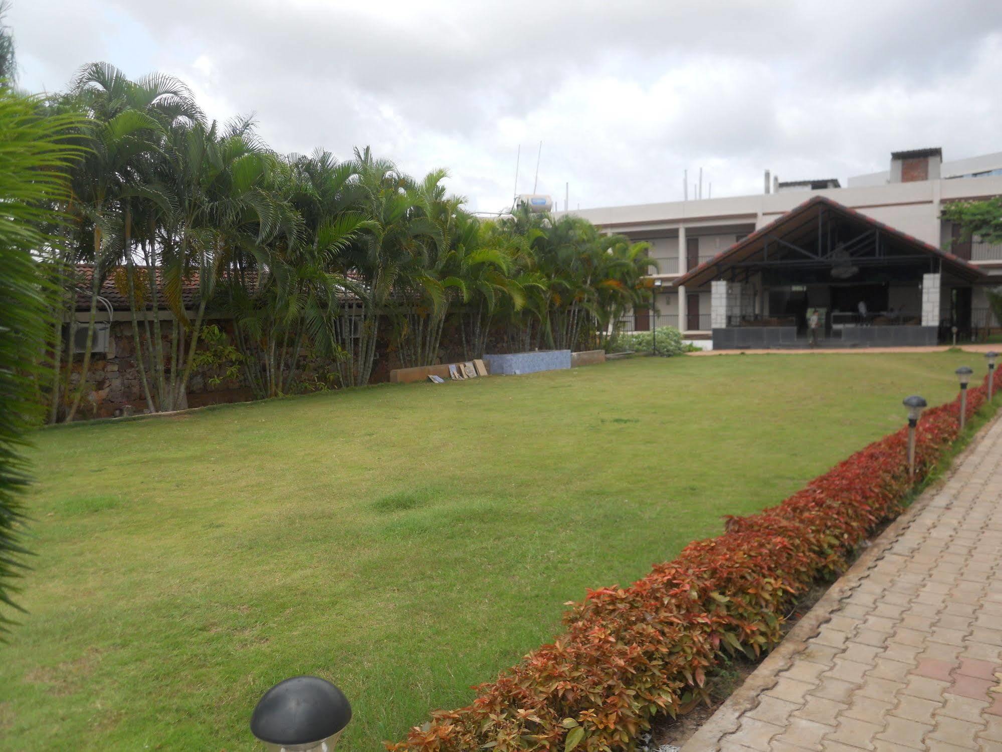 Cotton County Club And Resort Hubli Exterior foto