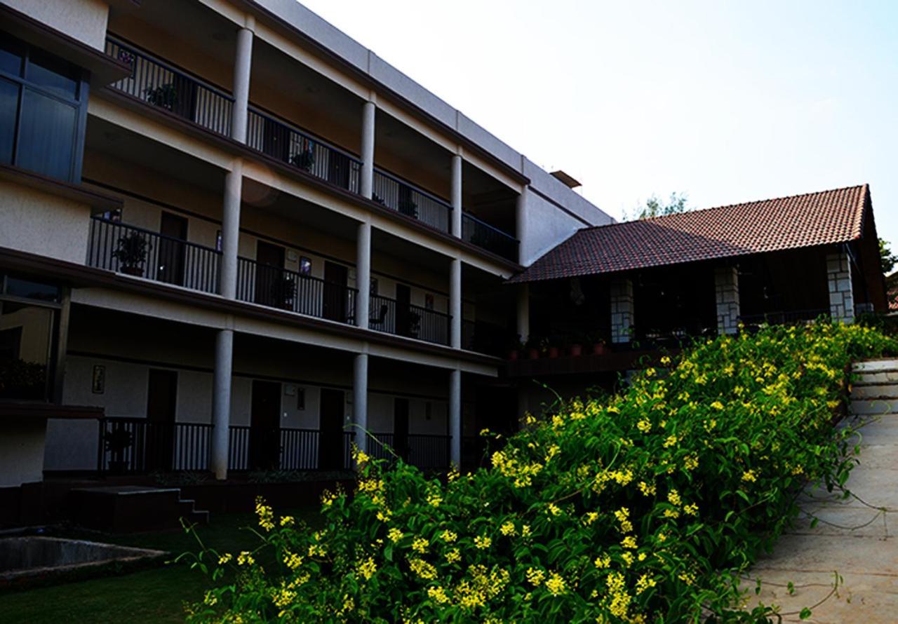 Cotton County Club And Resort Hubli Exterior foto